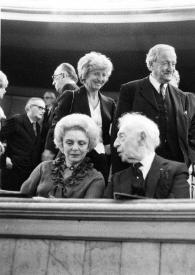 Plano medio de la Señora de Raymond Barre, Arthur Rubinstein y Raymond Barre (Primer Ministro) sentados entre otros asistentes