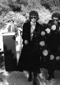 Plano general de Alina Rubinstein, Eva Rubinstein y Aniela Rubinstein llevando una corona funeraria, detrás Artur Jan Gromadzki