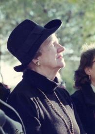Plano medio de Aniela Rubinstein (perfil derecho) mirando hacia el cielo, con sombrero