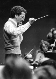 Plano general de John Rubinstein (perfil derecho) dirigiendo a la Orquesta Filarmónica de Lodz 