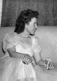 Plano medio de una mujer (perfil derecho) y Arthur Rubinstein (perfil  izquierdo) charlando sentados en un sofá