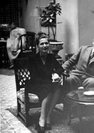 Plano general de la Señora de Glinska, Mateusz Glinski, Aniela Rubinstein y Arthur Rubinstein sentados alrededor de una mesita de café posando