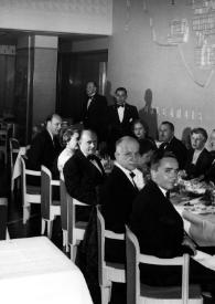 Plano general de una de las mesas del restaurante del transatlántico, Aniela Rubinstein entre otros viajeros