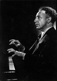 Plano medio de Arthur Rubinstein (perfil izquierdo) sentado al piano
