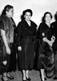 Plano general de tres mujeres, Arthur Rubinstein, Aniela Rubinstein y Louis Bolin posando