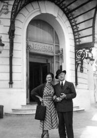 Plano general de Aniela y Arthur Rubinstein posando en la entrada del Hotel Negresco