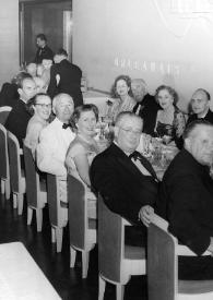 Plano general de una de las mesas del restaurante del transatlántico, Aniela y Arthur Rubinstein entre otros viajeros