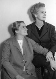 Plano medio de Alina Raue y su hermana Aniela Rubinstein posando sentadas, ambas de perfil derecho