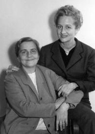 Plano medio de Alina Raue y su hermana Aniela Rubinstein posando sentadas.