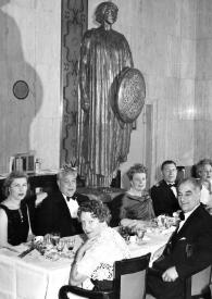 Plano general de la mesa: Odette Goldschmann, Arthur Rubinstein, Aniela Rubinstein entre otros viajeros posando
