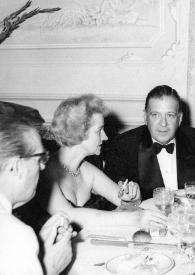 Plano general de la mesa: un hombre, Aniela Rubinstein, dos hombres y Rose Kennedy charlando