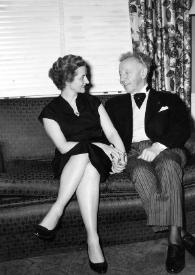 Plano general de Aniela y Arthur Rubinstein sentados en un sofá charlando cogidos de la mano