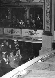 Plano general de Arthur Rubinstein (perfil izquierdo), de pie, saludando al público junto al piano en el escenario