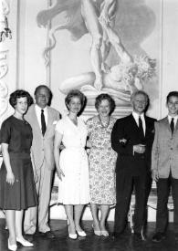 Plano general de Alina Rubinstein, un hombre, Aniela Rubinstein, una mujer, Arthur Rubinstein y John Rubinstein posando
