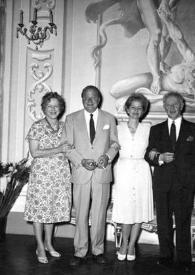Plano general de Aniela Rubinstein, Arthur Rubinstein, Alina Rubinstein, John Rubinstein, un hombre y una mujer posando