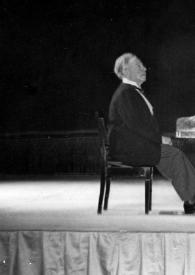 Plano general de Arthur Rubinstein (perfil derecho) sentado al piano