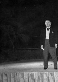 Plano general de Arthur Rubinstein de pie delante del piano saludando al publico