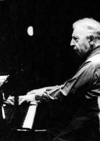 Plano general de Arthur Rubinstein (perfil izquierdo) sentado al piano