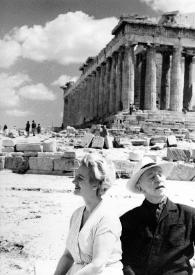 Plano medio de Aniela y Arthur Rubinstein posando delante del Partenón