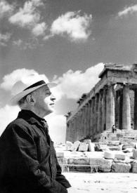 Plano medio de Arthur Rubinstein (perfil derecho) posando delante del Partenón