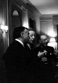 Plano medio de un hombre, Arthur Rubinstein, Igor Stravinsky, Claire Booth Luce y Aaron Copland charlando