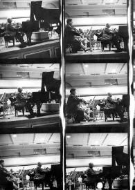 Plano general de Lorin Maazeel dirigiendo la orquesta, Arthur Rubinstein (perfil derecho) sentado al piano y la orquesta en diferentes posiciones