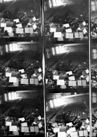 Plano general de Lorin Maazeel dirigiendo la orquesta, Arthur Rubinstein (perfil izquierdo) sentado al piano y la orquesta en diferentes posiciones