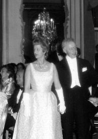 Plano general de Aniela y Arthur Rubinstein entrando en la sala de baile para bailar