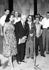 Plano general de una mujer, Arthur Rubinstein, un hombre, Henry Haftel Zvi y tres hombres posando, detrás el público