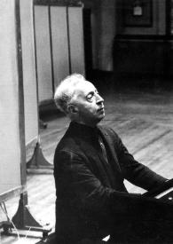 Plano medio de Arthur Rubinstein (medio perfil derecho) sentado al piano