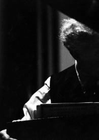 Plano medio de Arthur Rubinstein sentado al piano. A Arthur se le ve entre la base del piano y la tapa
