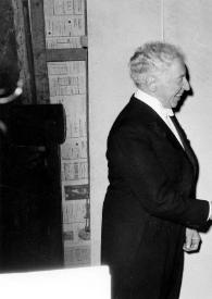 Plano general de Arthur Rubinstein (perfil derecho) estrechando la mano de una mujer (perfil izquierdo)