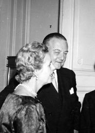 Plano medio de la Señora de Humphrey, Hubert H. Humphrey, Arthur Rubinstein y Aniela Rubinstein charlando