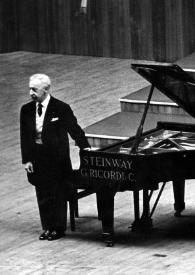 Plano general de Arthur Rubinstein de pie junto al piano saludando al público