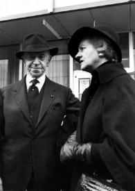 Plano medio de Arthur Rubinstein posando y Aniela Rubinstein (perfil izquierdo) a su lado