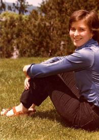 Plano general de Janina Fialkowska posando sentada en la hierba