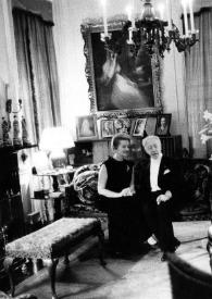Plano general de Aniela y Arthur Rubinstein posando sentados en un sofá