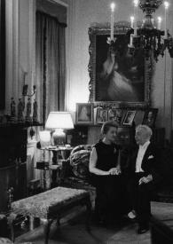 Plano general de Aniela y Arthur Rubinstein posando sentados en un sofá