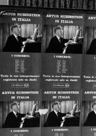 Primer plano del cartel de un concierto de Arthur Rubinstein