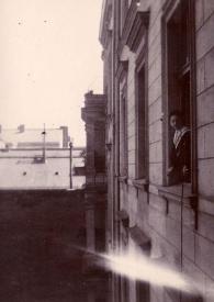 Plano medio de Arthur Rubinstein, de niño, asomado a una ventana