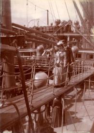 Plano general de Emily Winifred Cottrell y un hombre paseando por la cubierta del Transatlántico S/S Friedrich der Grosse