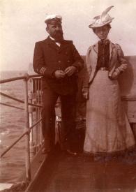 Plano general del Primer Oficial, Dewers y Emily Winifred Cottrell posando en la cubierta del barco
