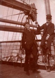 Plano general del Señor Wykoff y Herr Guessbacher posando en la cubierta del barco