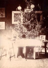 Plano general del árbol de Navidad del salón de la casa de los Rosentower, en la calle Magdeburger, nº 25