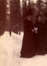 Plano general de Marie Rosentower, Fran Rosentower, Elsa Rosentower y Alice Rosentower posando en un parque nevado