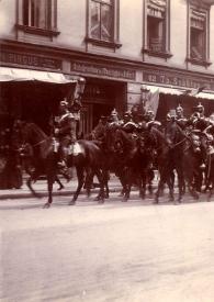 Plano general de un desfile militar en caballo, entre los miembros del desfile, Guillermo II, Emperador de Alemania