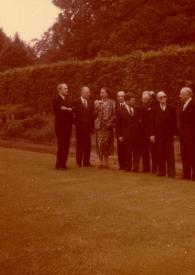 Plano general de Arthur Rubinstein y Elisabeth, Reina de Bélgica junto a otros miembros del jurado posando