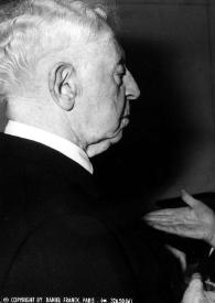 Plano medio de Arthur Rubinstein (perfil derecho) y Alexandre Tansman (perfil izquierdo) charlando