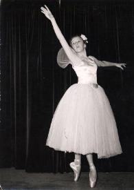Plano general de Eva Rubinstein durante una actuación como bailarina de ballet