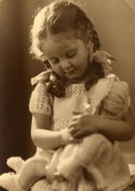 Plano general de Eva Rubinstein posando con una muñeca